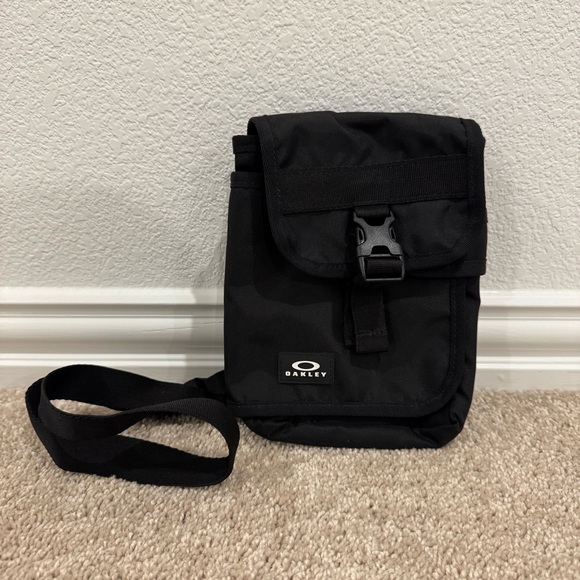 Oakley UO Exclusive Flat Crossbody Bag - Picture 1 of 6